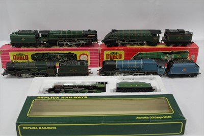 Lot 1446 - Railway- Hornby Dublo OO Gauage 'Golden Fleece' No. 2211 in original box, plus unboxed City of Glasgow Denbigh Castle and Oliver Cromwell plus replica railways Springbok loco and tender