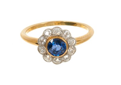 Lot 402 - Edwardian sapphire and diamond cluster ring