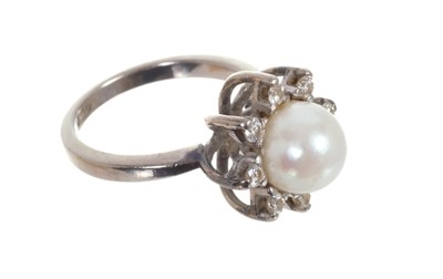 Lot 412 - Cultured pearl and diamond cluster ring