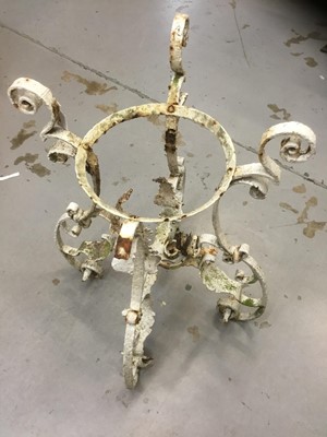 Lot 109 - Wrought iron jardiniere stand