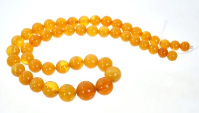 Lot 491 - Old amber bead necklace