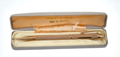 Lot 532 - 9ct gold propelling pencil