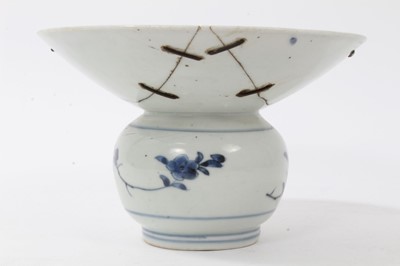 Lot 179 - 18th century Chinese blue and white spittoon