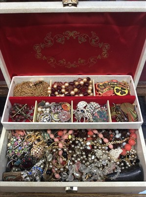 Lot 650 - Jewellery box containing vintage costume jewellery, brooches, necklaces etc