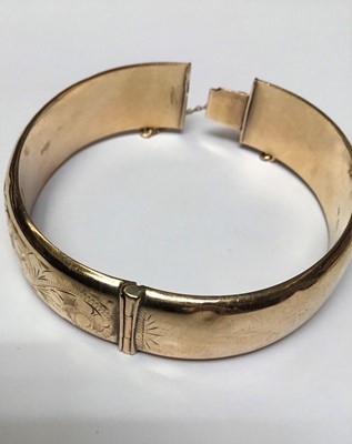 Lot 155 - 9ct gold hinged bangle