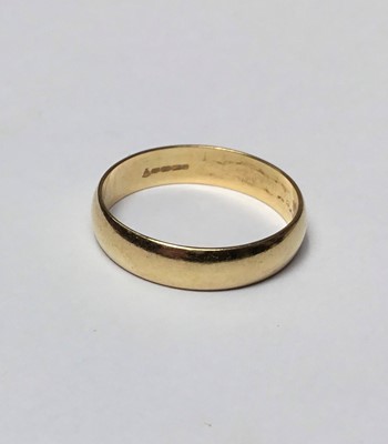 Lot 158 - 18ct gold wedding ring