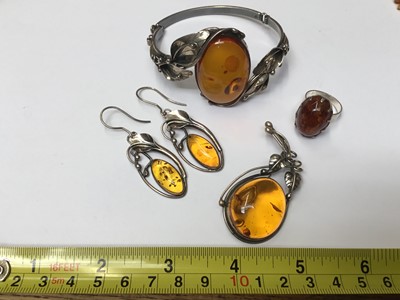 Lot 183 - Group of amber jewellery