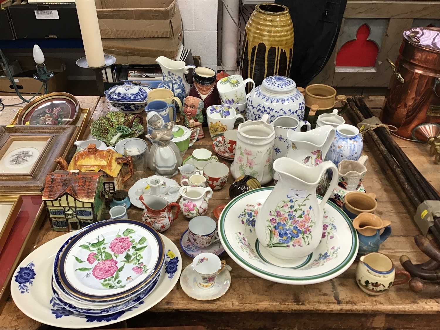 Lot 16 - Group of decorative china and art pottery