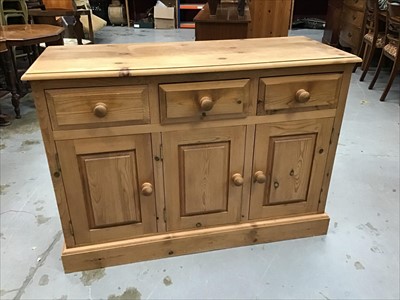 Lot 927 - Pine sideboard with turned wood handles