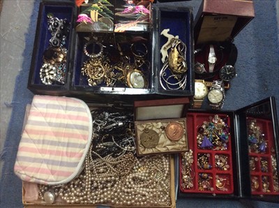 Lot 656 - Costume jewellery, wristwatches and bijouterie