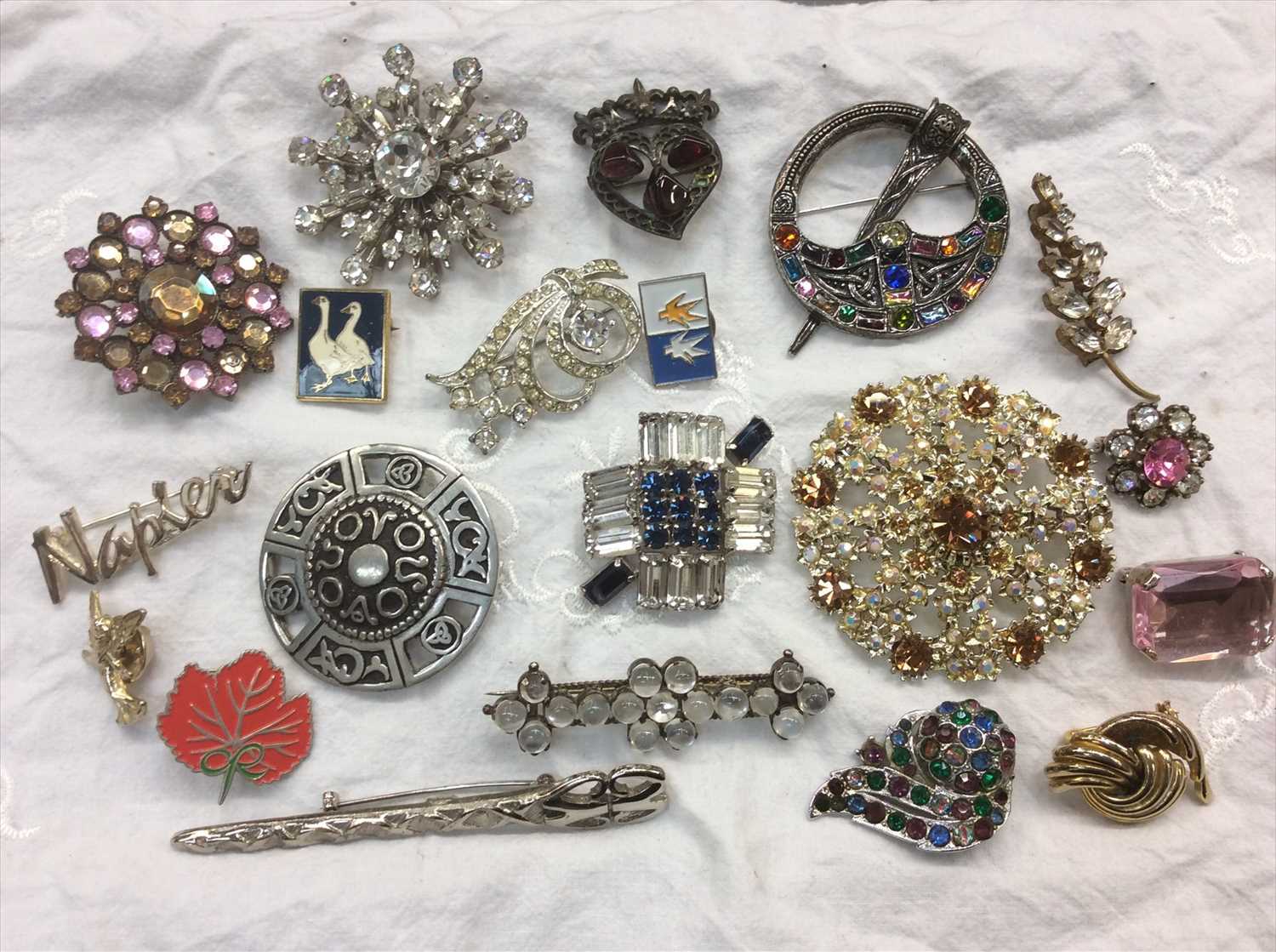 Lot 651 Group vintage brooches