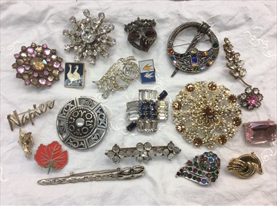 Lot 651 - Group vintage brooches