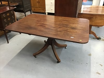 Lot 883 - Regency mahogany breakfast table on turned column and four splayed reeded legs on brass castors