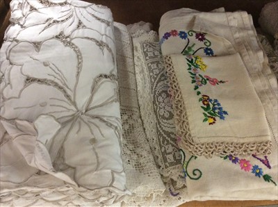 Lot 400 - Group vintage table linens, embroidered cloths and lace