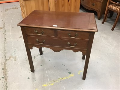 Lot 902 - Georgian-style reproduction mahogany low boy with three drawers