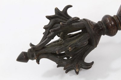 Lot 814 - Tibetan bronze vajra