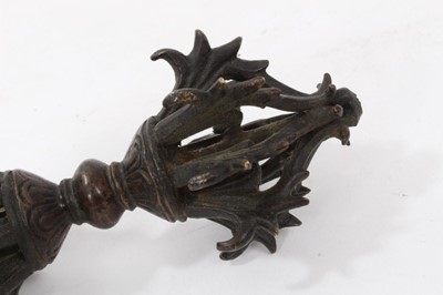 Lot 814 - Tibetan bronze vajra