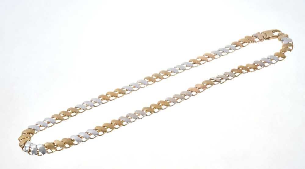 Lot 493 - Two-colour 9ct gold necklace