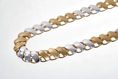 Lot 493 - Two-colour 9ct gold necklace