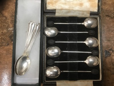 Lot 674 - Six silver 'bean end' coffee spoons in fitted case, together with four silver coffee spoons