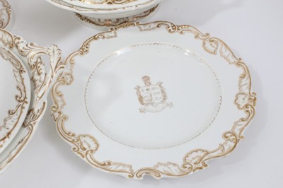 Lot 170 - Extensive collection of Chamberlains Worcester dinnerwares with gilt ornament and heraldic arms for the Mitchell family