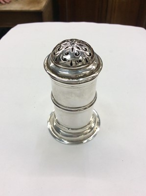 Lot 695 - George III silver pepper pot