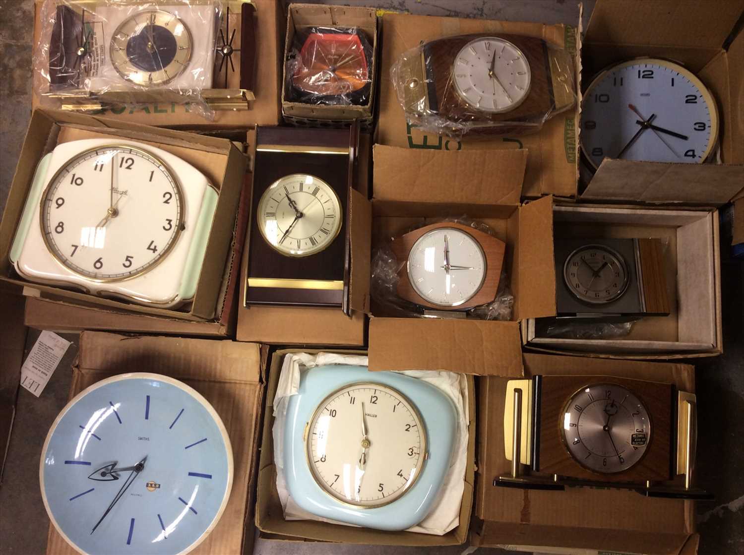 Lot 418 - Group vintage wall and mantle clocks