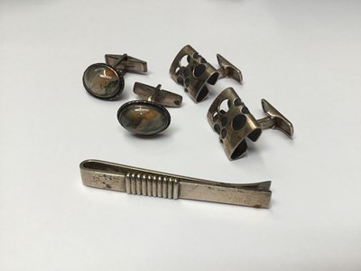 Lot 185 - Georg Jensen silver tie clip, pair Finnish silver cufflinks and one other pair moss agate cufflinks