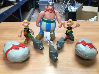 Lot 316 - Selection of 1980s Asterix Albert Rene figures and accessories in large box