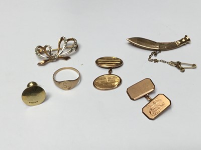 Lot 182 - Group of jewellery to include a 9ct gold bow brooch, 9ct gold stud, two 9ct gold cufflinks, 9ct gold signet ring and a 15ct gold Gurkha brooch