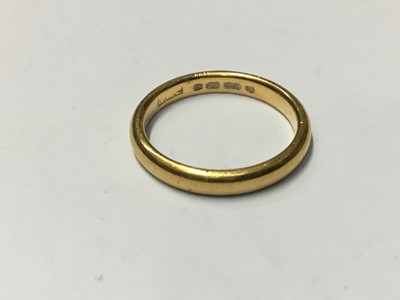 Lot 195 - 22ct gold wedding ring