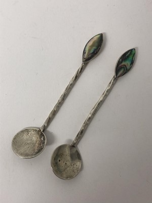 Lot 189 - A mixed group of silver and white metal to include: pair of late Victorian silver pepperettes with blue glass liners (London 1897), Victorian silver mustard pot with blue glass liner (London 1900),...