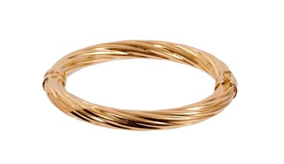 Lot 400 - 18ct gold hinged bangle with spiral reeded design