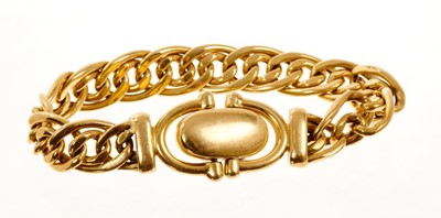 Lot 402 - 18ct gold bracelet with double curb links and stirrup style clasp