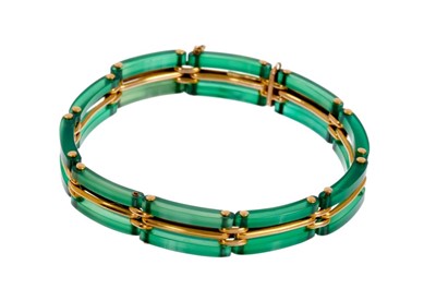 Lot 449 - Edwardian 15ct gold and green hardstone gate bracelet