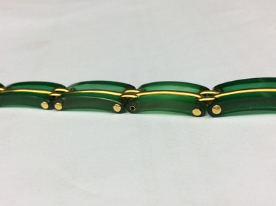 Lot 449 - Edwardian 15ct gold and green hardstone gate bracelet