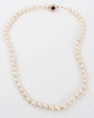 Lot 452 - Cultured pearl necklace with a 9ct gold garnet and cultured pearl cluster clasp