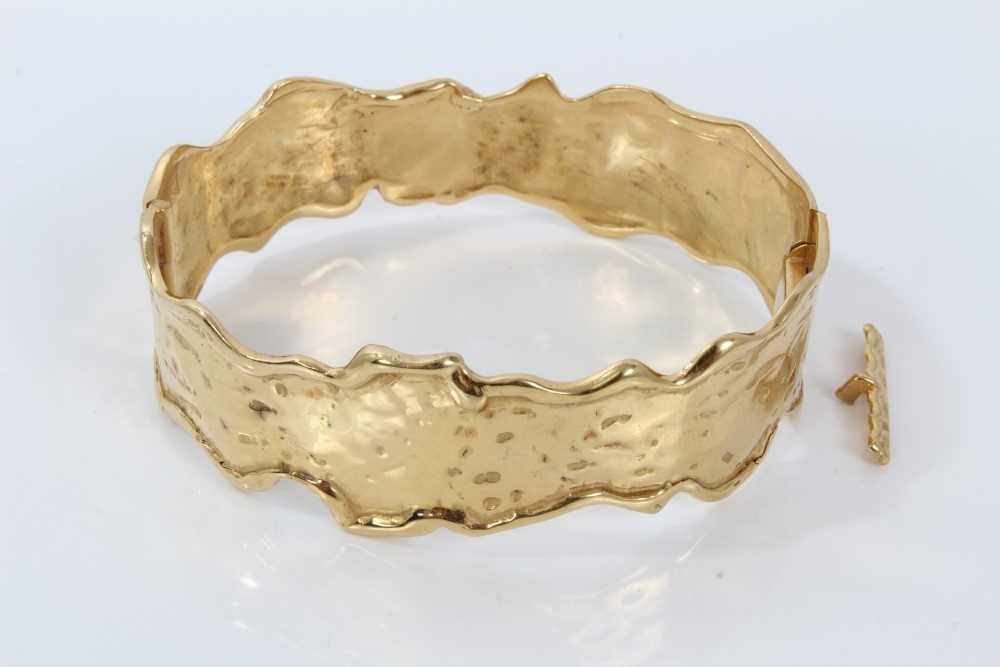 Lot 440 - 18ct gold hinged bangle