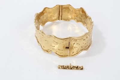 Lot 440 - 18ct gold hinged bangle