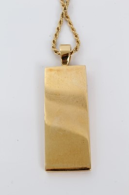 Lot 441 - 18ct gold ingot pendant on an 18ct gold rope twist chain