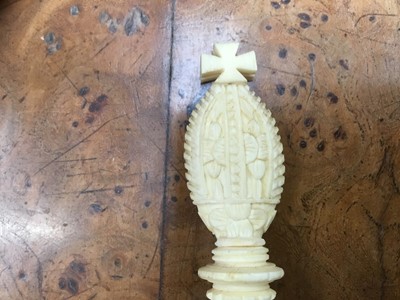 Lot 728 - 19th century Chinese Canton carved ivory chess set, housed in a fine carved oak fitted box