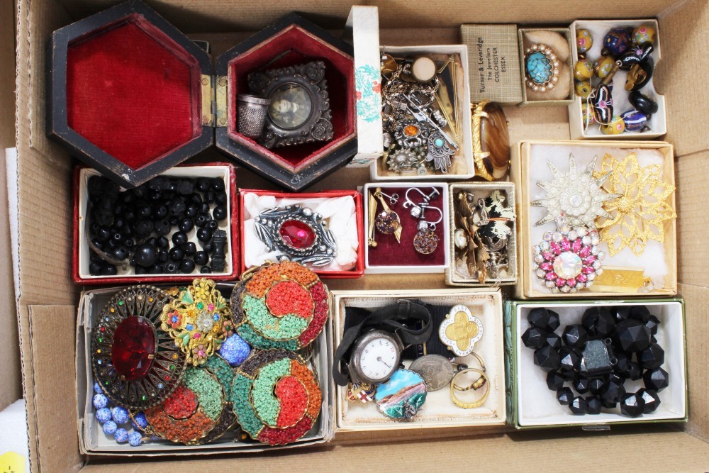 Lot 35 Vintage costume jewellery and bijouterie