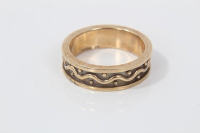 Lot 69 - 9ct gold ring with wave and dot decoration to the band, size M-N
