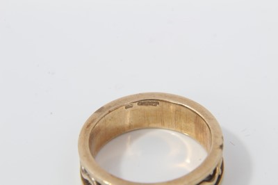Lot 69 - 9ct gold ring with wave and dot decoration to the band, size M-N