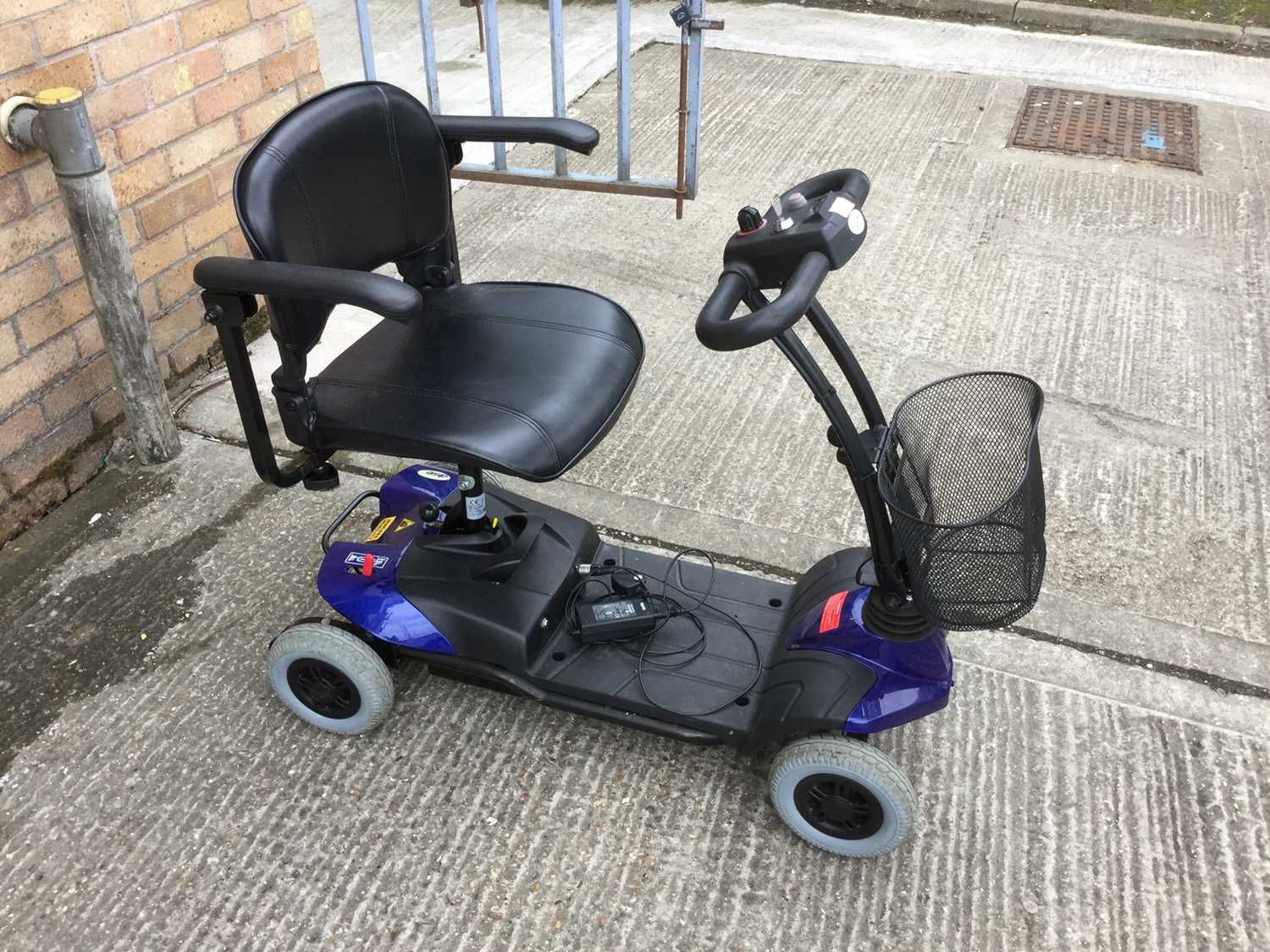 Lot 6 - Drive ST1 mobility scooter with charger