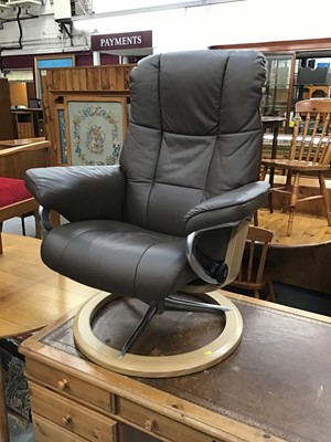 Lot 905 - Contemporary Brown leather 'Stressless' armchair / easy chair on circular wooden and metal base