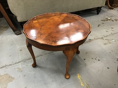 Lot 1019 - Walnut coffee table on cabriole legs