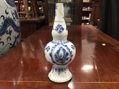 Lot 125 - 18th century Chinese blue and white water sprinkler