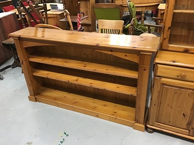 Lot 923 - Pine open bookcase with adjustable shelves and reeded pilasters