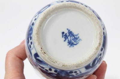 Lot 9 - Chinese porcelain items